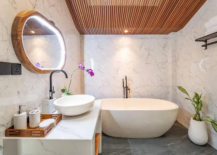 Hidden Oasis 2br & Private Pool Near 'green School' *