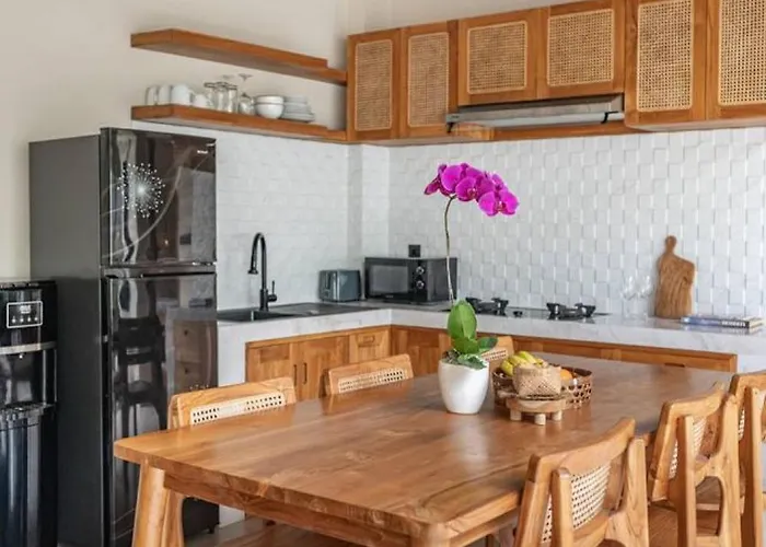 Hidden Oasis 2br & Private Pool Near 'green School' *
