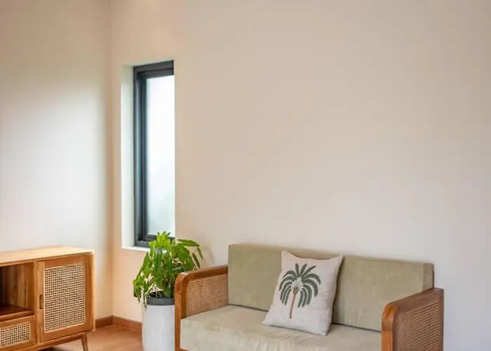 Hidden Oasis 2br & Private Pool Near 'green School' *